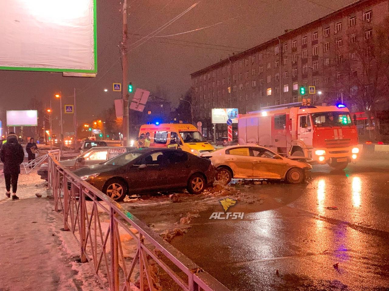 Фото Водитель сломал спину в массовом ДТП у ТЦ «Горский» в Новосибирске 2
